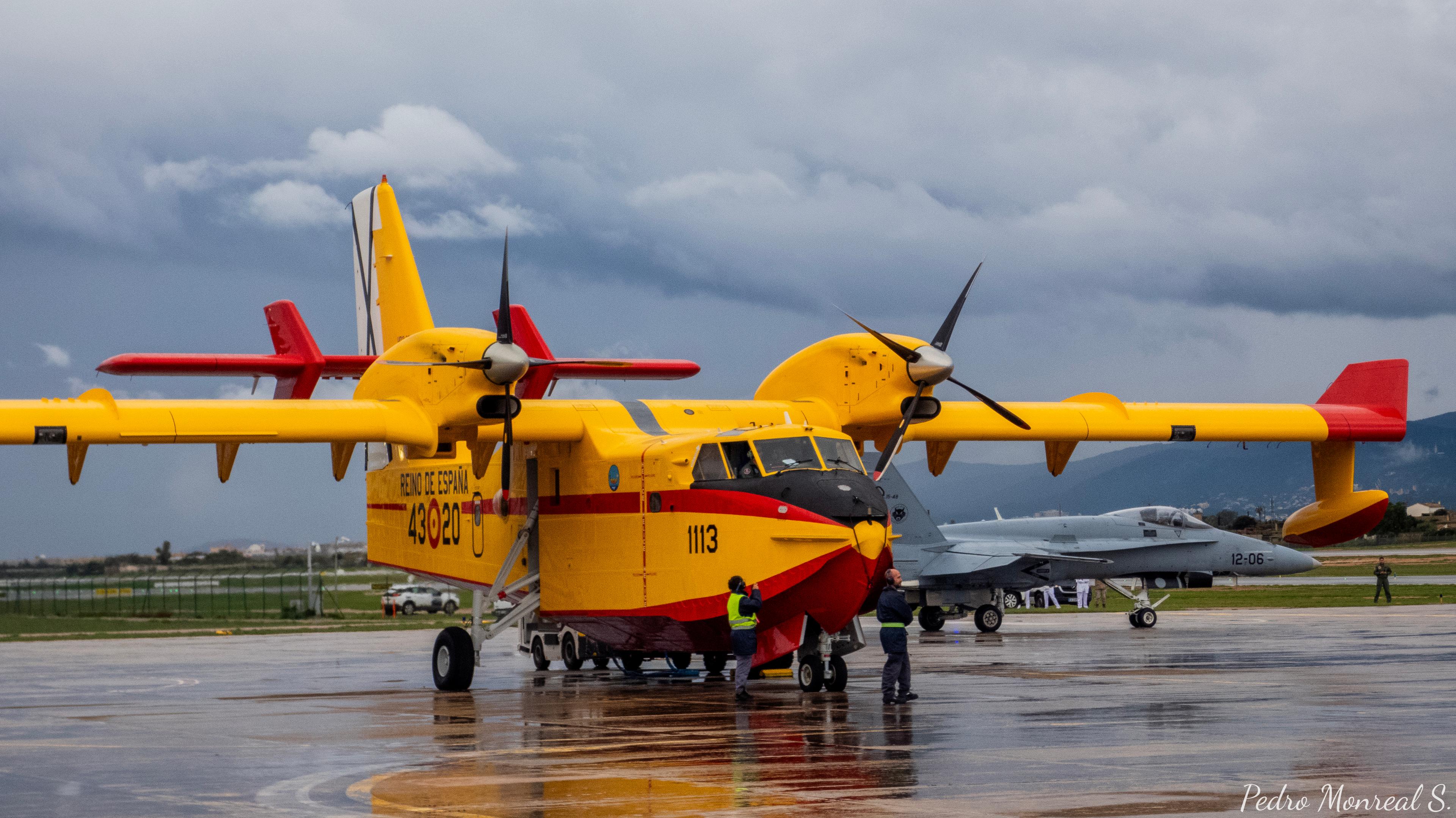 Canadair en la base aérea de Son Sant Joan