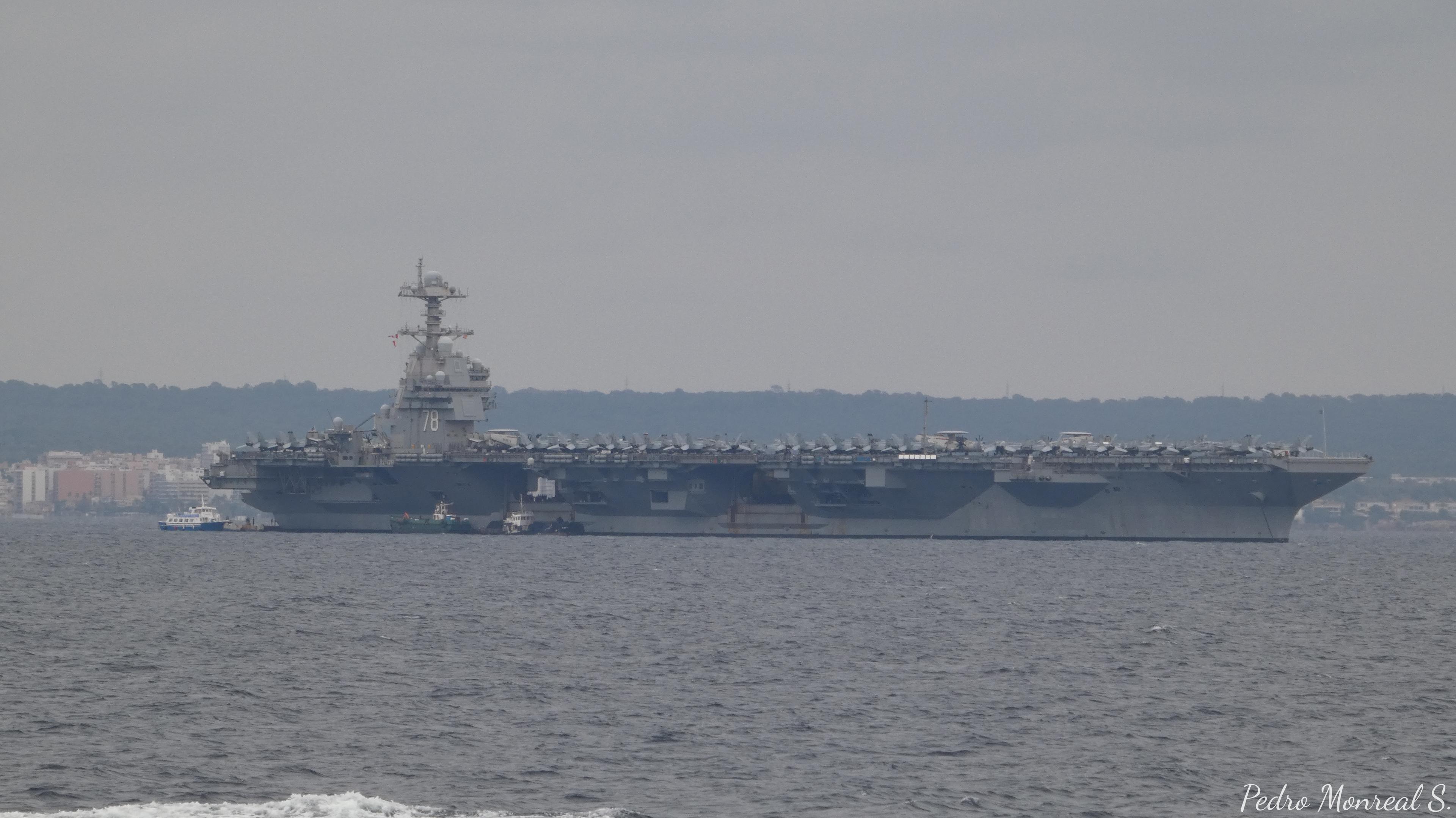 USS Gerald R. Ford junto a otras embarcaciones en Palma de Mallorca