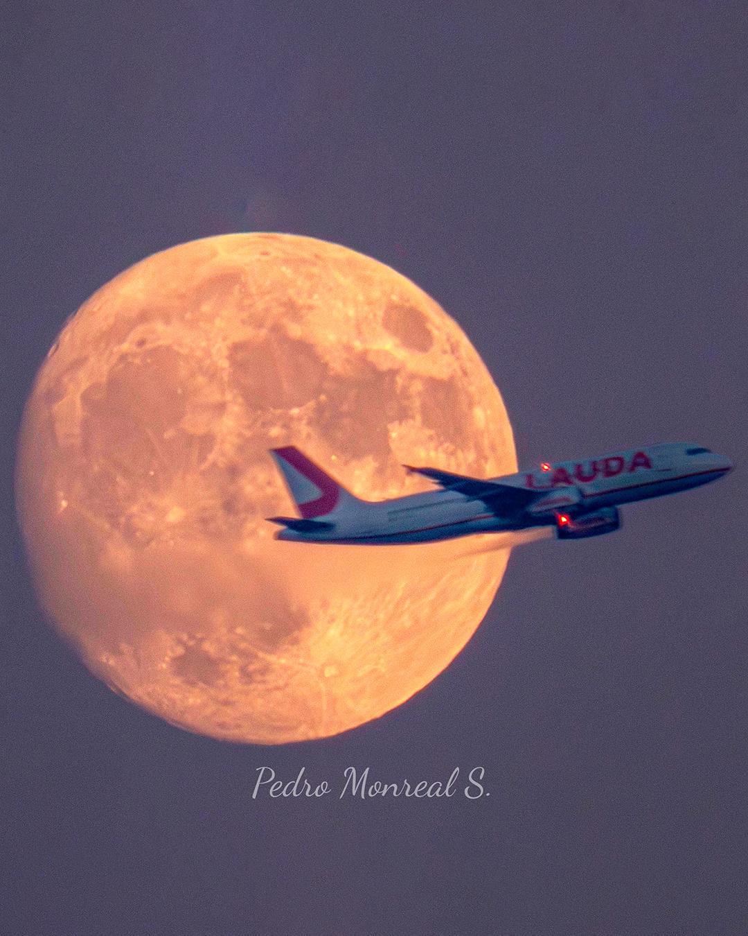 Fly me to the Moon 🌕✈️
