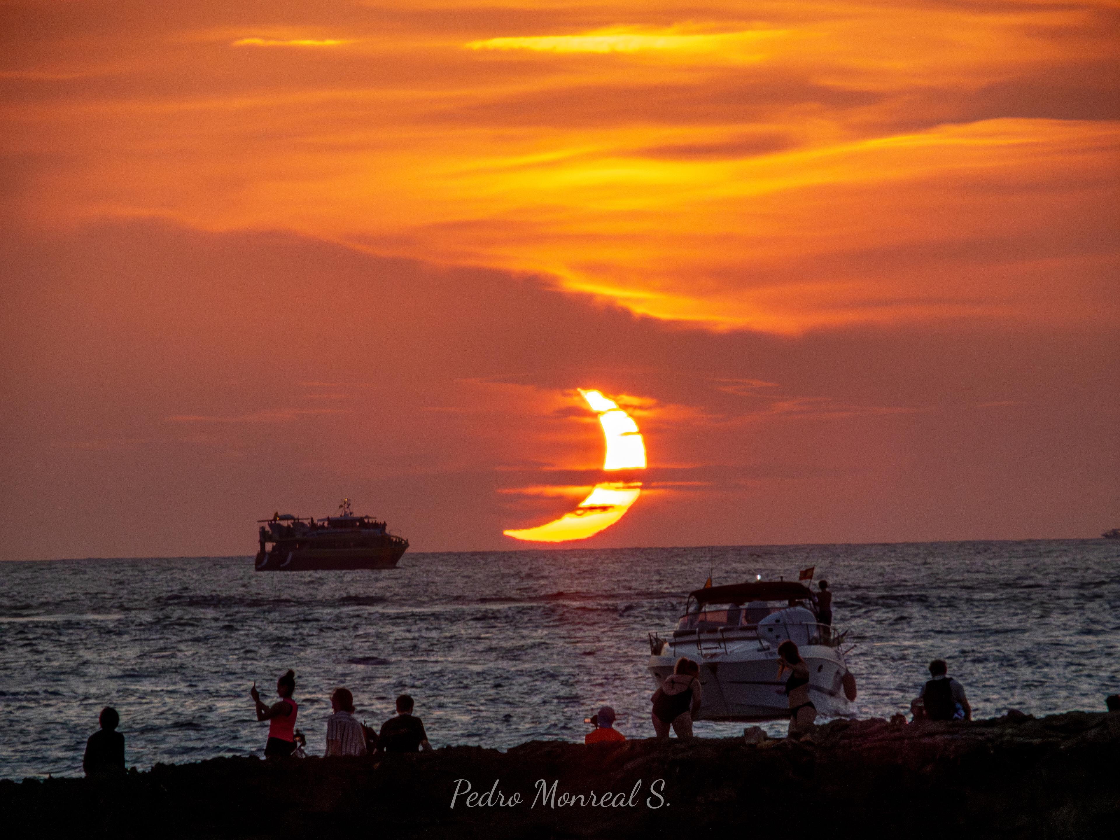 ¡Puesta de Sol eclipsada por la Luna! ☀️🌕📸