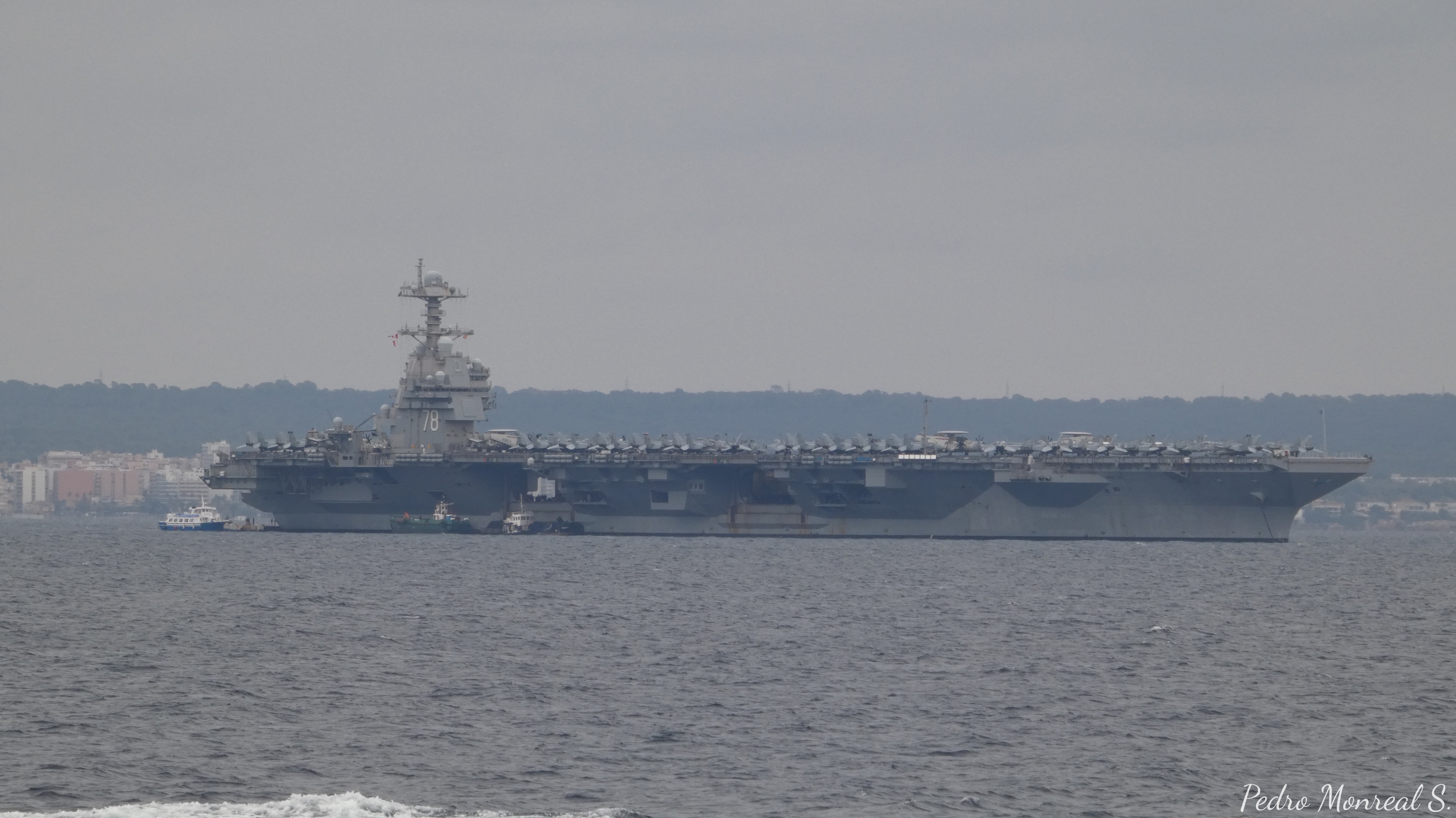 USS Gerald R. Ford junto a otras embarcaciones en Palma de Mallorca