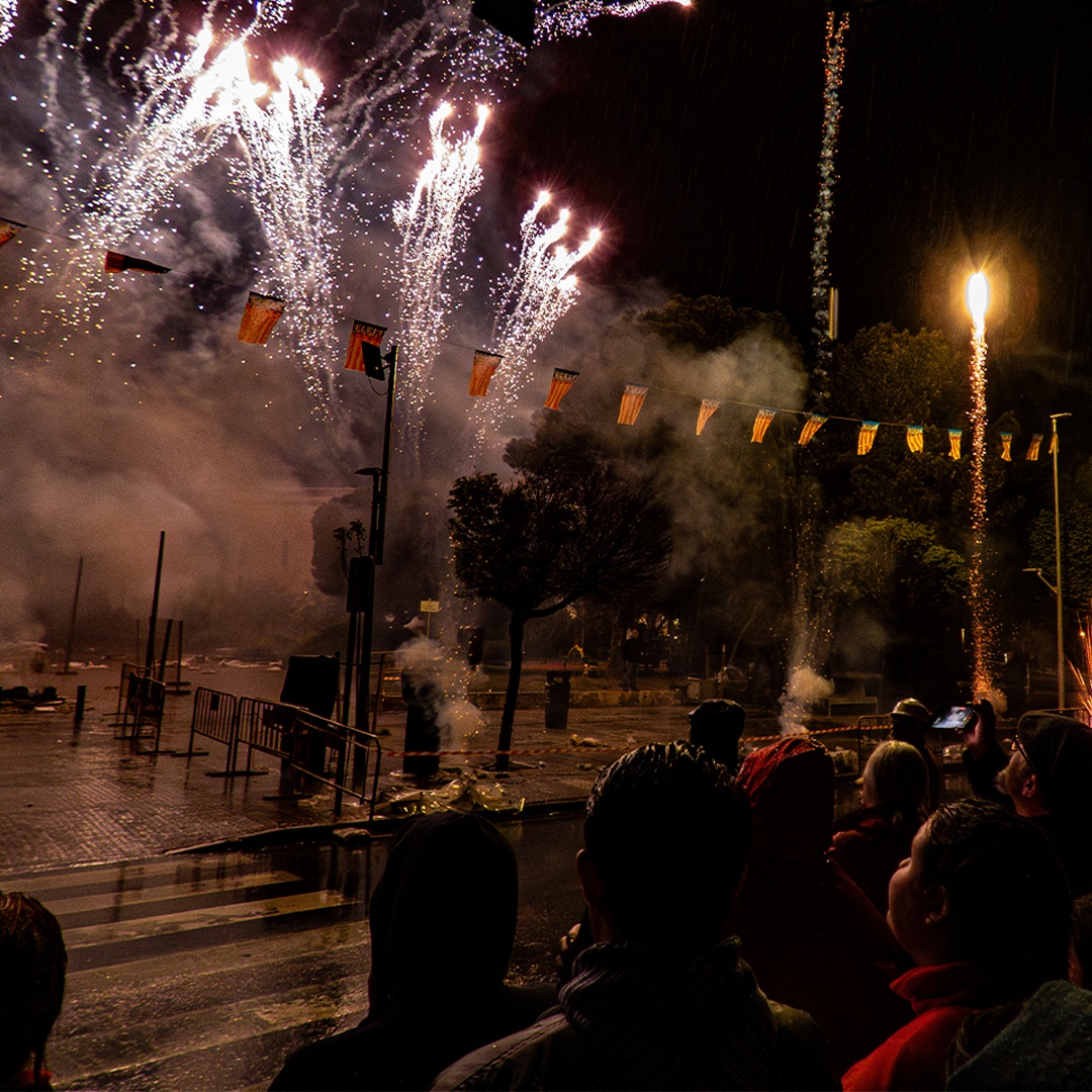 La piromusical de Pirotècnica Valenciana ilumina el cielo de Calvià con la Falla el Toro 📸