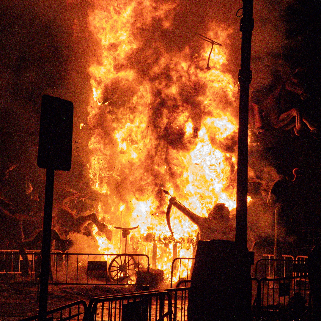 El fuego pone fin a las fallas de El Toro!